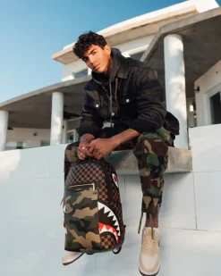 EXTERIOR GOLD ZIP POCKET SHARKS IN PARIS BACKPACK (DLXV)><noscript><img width=