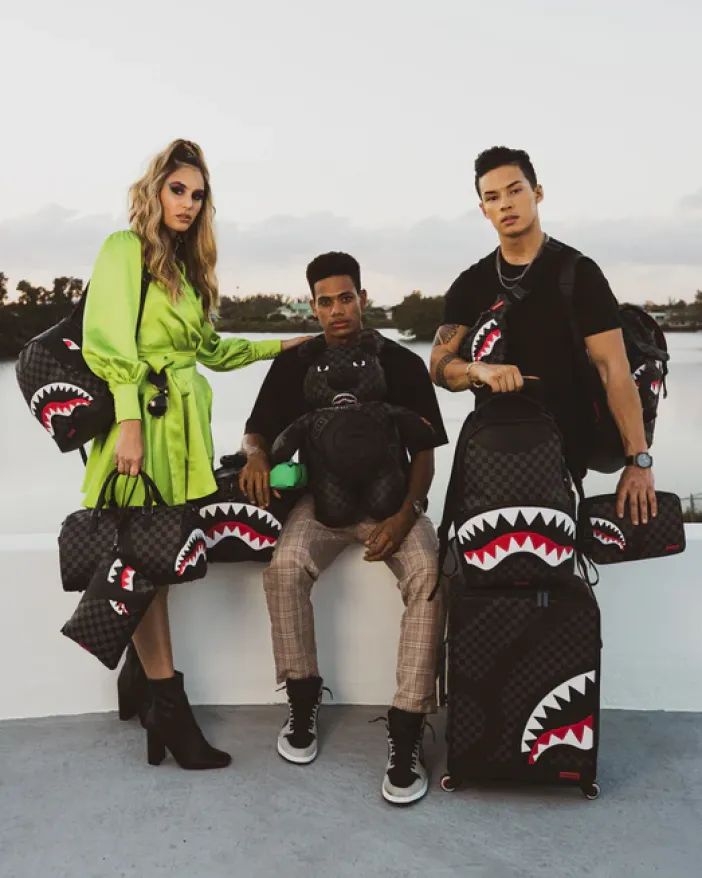 HENNY AIIR TO THE THRONE CROSSOVER CLUTCH>SPRAYGROUND