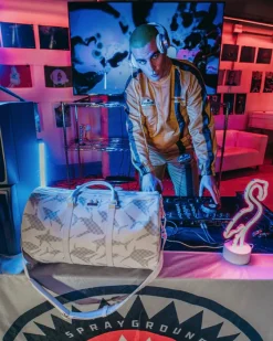 SHARK CHECK (WHITE) DUFFLE><noscript><img width=